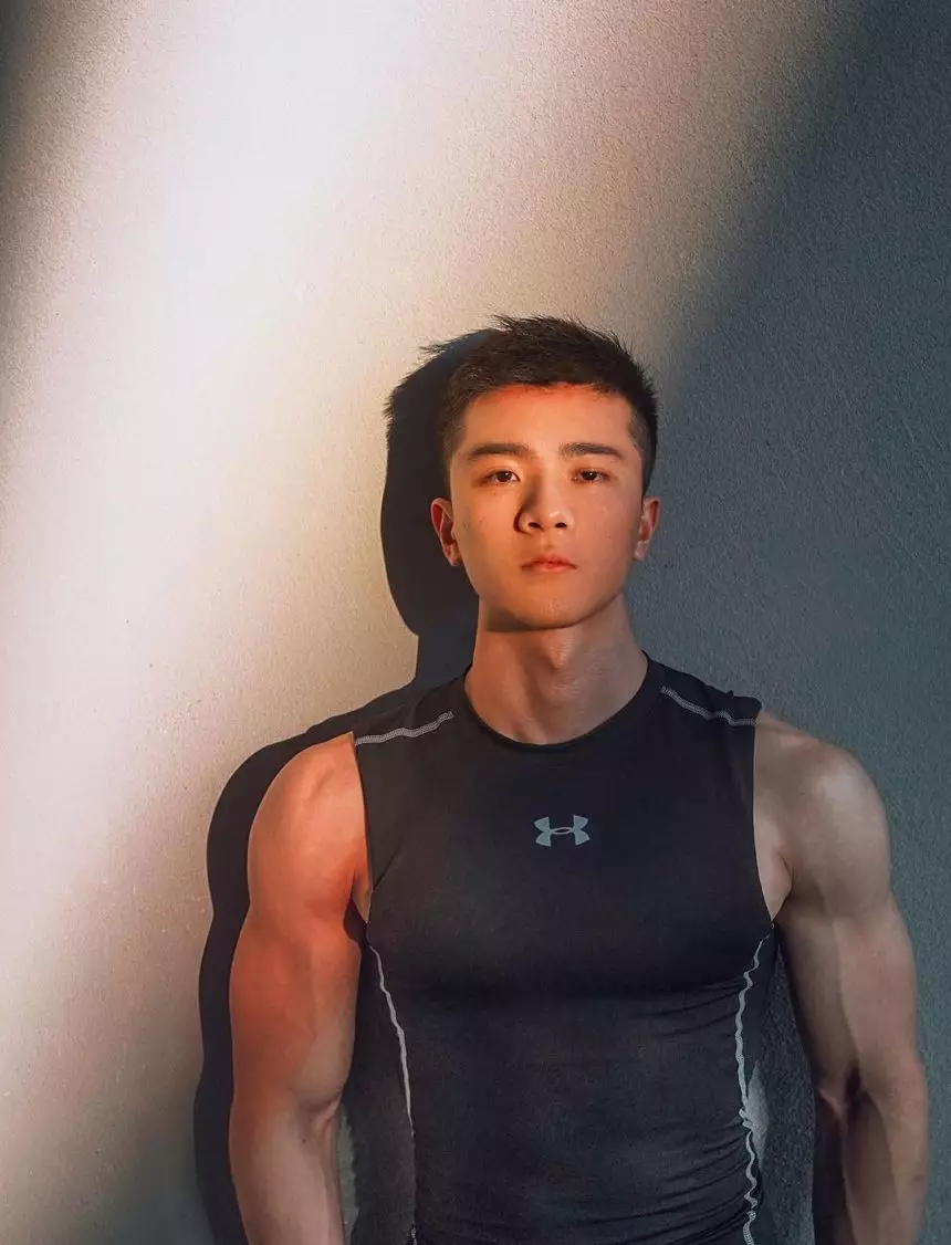 胸体育小哥の湿身写真！据说还是个肌肉