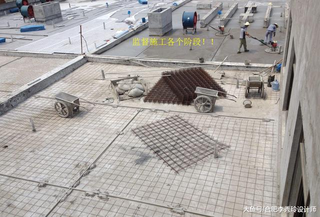 天花板水泥掉落，抬头一看楼板用木板填充的，整栋楼业主天天都心悬着