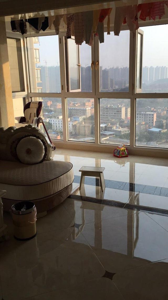 136平的房子花了18万装修, 高楼层全屋贴砖特别有档次, 阳台最美