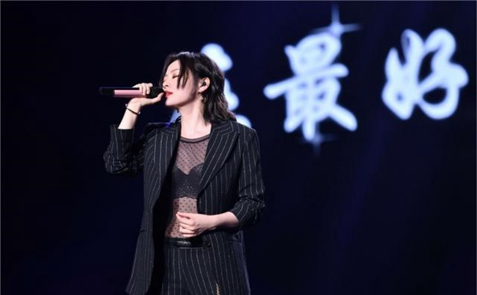 越穿越大胆？张靓颖条纹西装配透明内搭尽显性感优雅，这哪是35岁