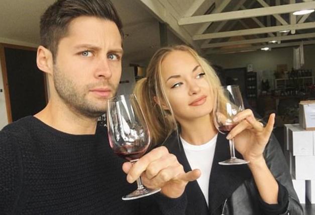 一对青梅竹马偏要穿越半个地球和十几年网恋，结果她冲你竖起中指