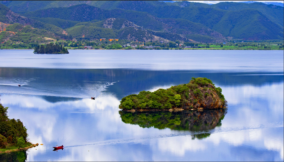 光雾山环境幽静，风光怡人，领略大四川的红叶彩林