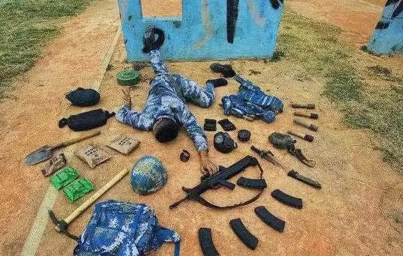 最新“炫富摔”风很大，忍了富婆，抗住医生，看到兵哥哥：我哭了