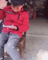 爆笑GIF图：这样穿连体裤个性十足，但是真的方便吗