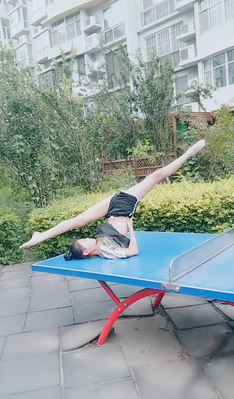 丸子头的小美女，球台上就能这么秀！