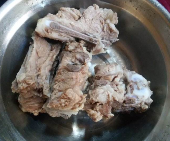 炖骨头汤时，老是熬不出白汤？10人做9人错，难怪汤不白也不鲜