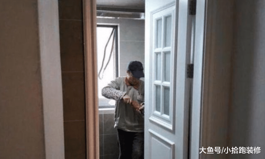 师傅不小心开坏木门锁孔，对此很着急，而业主却说很庆幸