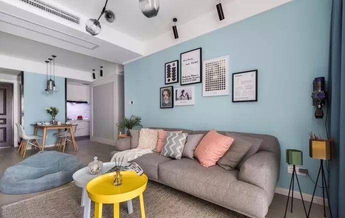 清新简约的北欧三居室，进门有一个超大的鞋柜，好看又实用！