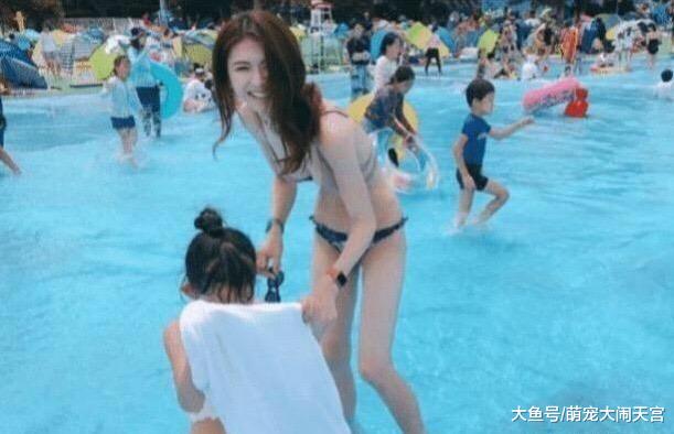 抖音“性感辣妈”陪女儿玩水，大叔突然从后面乱入，眼神实在太抢镜