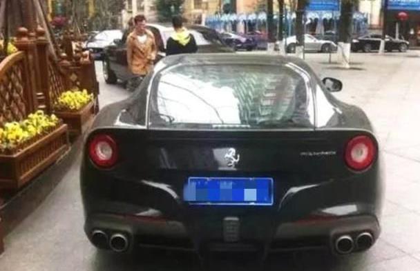 这些小区这么牛？豪车停不开都停路边？户主：车库都停的买菜车！