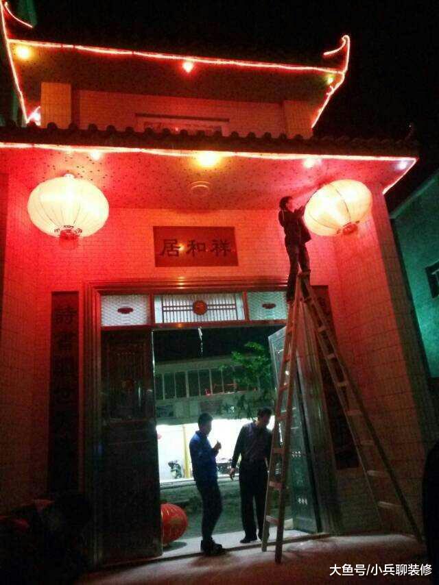 小伙斥资50万在农村盖四层别墅，超大庭院，大门太气派了！