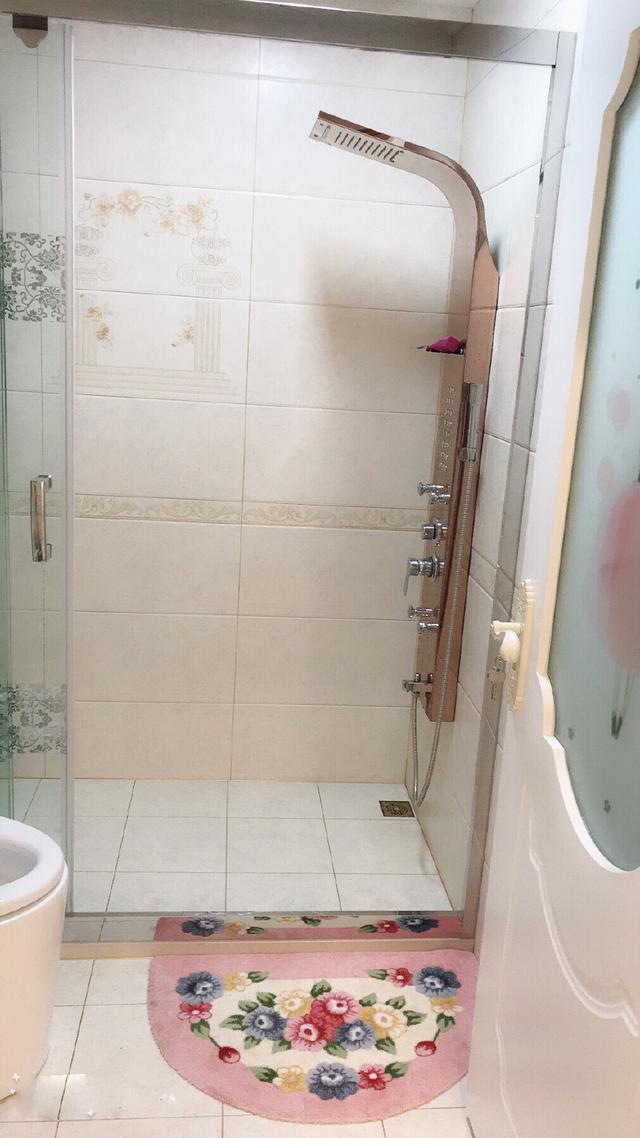 老公装修的新房豪华大气，来参观的人都说是小区里最漂亮的！