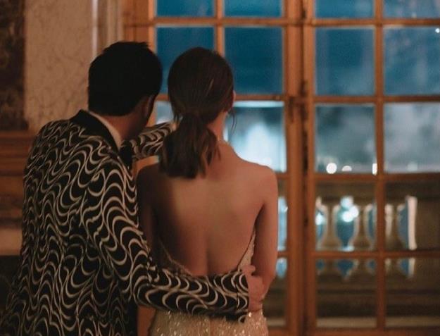 周杰伦骑滑板车载昆凌兜风，甜蜜地依偎在一起：哥练的胸肌给你靠