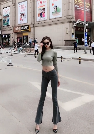 小小年纪有这样的身材线条，真是让人羡慕！