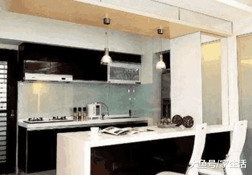 走进那英现实中的家，花园里有很大的草坪，连房子外墙都有浮雕