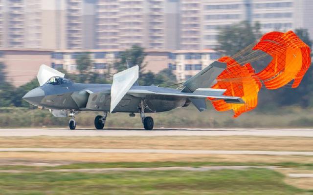 世界顶级隐身战机：歼20新照霸气曝光，目前已成建制列装