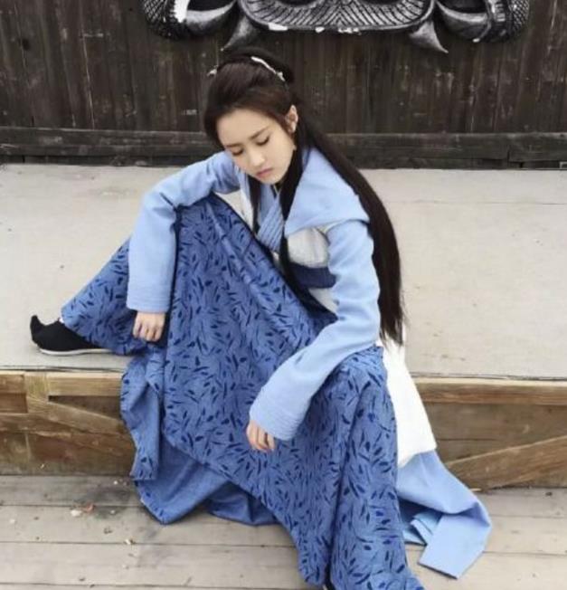 曾是著名的谋女郎，何炅对她赞不绝口，今26岁却沦为三线