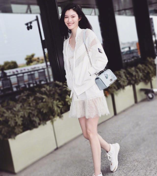 何穗现身巴黎，穿兔子针织衫配黑色长裙，涂红唇回头惊艳网友