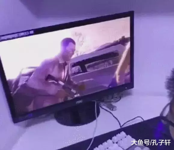 主人忙着打游戏没有搭理猫咪, 这货不甘心, 然后躲电脑后找存在感