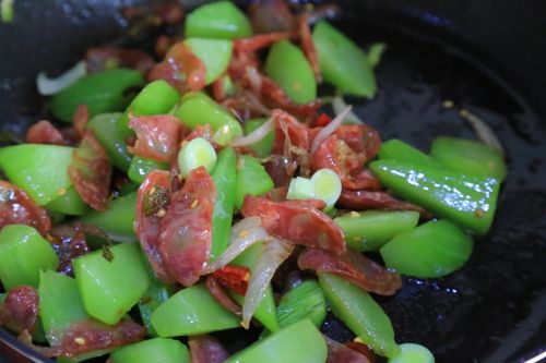 广式香肠炒莴笋，老人小孩都爱吃，隔壁小孩都馋哭了