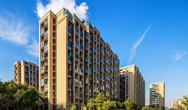 如今的楼市怪象：穷人在买房，富人在卖房！