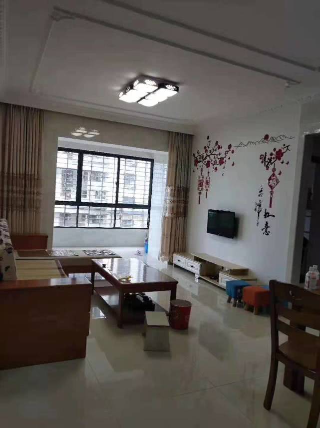 老家县城买的三居室，已经住了3年了，对于餐厅还是挺满意的！