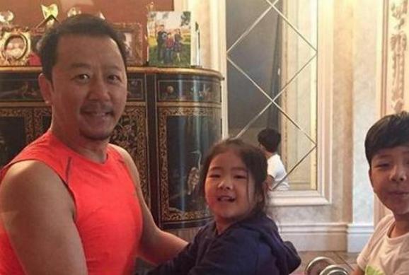 郭涛晒出自己家豪宅，从小就给最好物质孩子们，主张要富养孩子