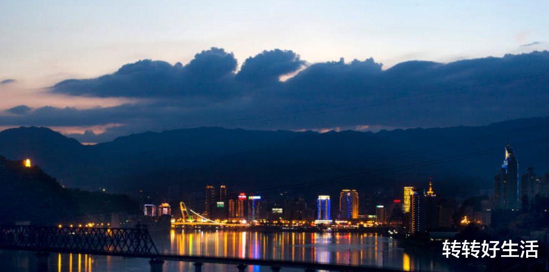 我国房价最高的二线城市，直逼北上广，当地人表示买个车位都困难