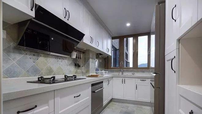 蓝与白装饰出的美式三居，有一种很仙的美！