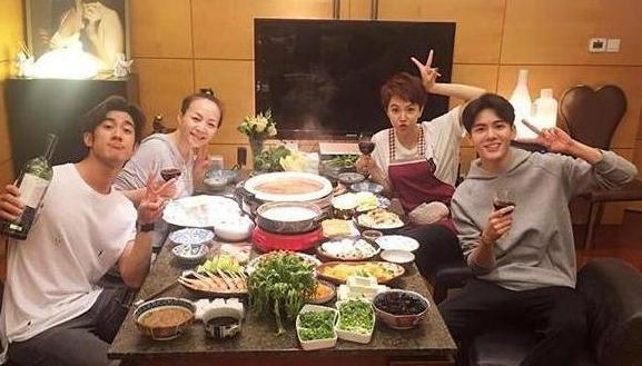 参观姜妍现实的家，餐桌上伙食太丰富了，普通人哪吃得起