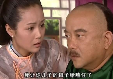 在和珅被处死后，其家产被抄光，他的小妾是被如何处置的？