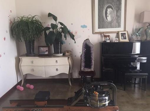 杨雪晒出一家人住的房子，面积有点小了，厨房都是用楼梯底改造的