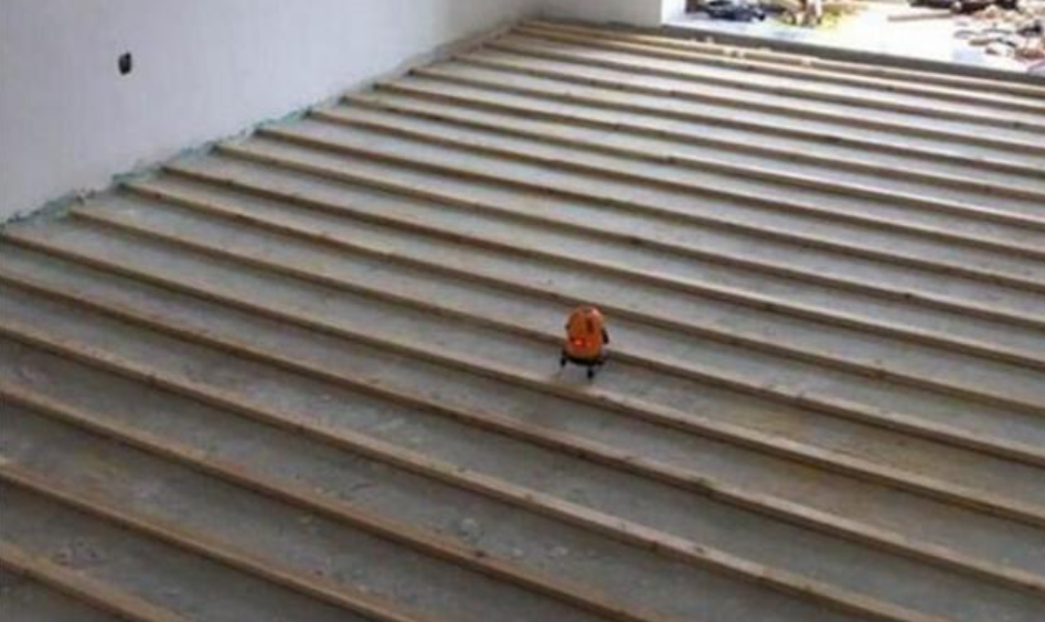 单独请工人来铺地板，没想到他刚进门，就说安装费要翻倍