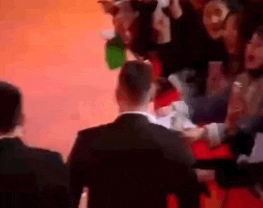 他走紅毯脫隊！一回神急了丟下攝影師狂追，外媒拉他回來：停下停下！