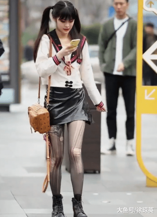 摄影：黑丝袜烂成这样，这是一种新时尚吗？