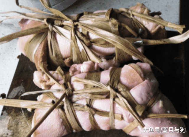 爷爷将猪肉头绑住，直接放火堆中，烤了20分钟后，家人傻眼了