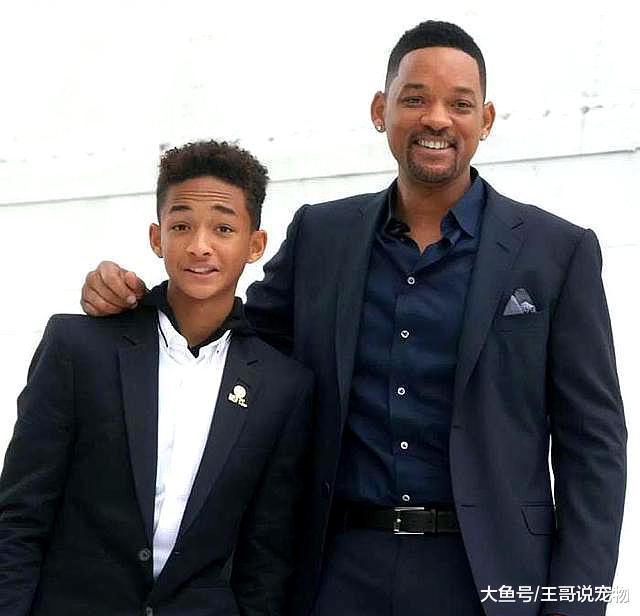 他因父亲出名，和成龙合作，如今21岁却满头黄发！