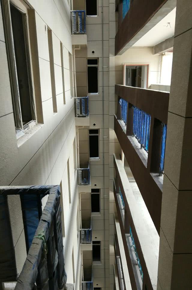 买高层连廊房性价比高？恕我直言，别傻乎乎上当！安全私密性太差