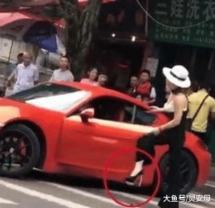 保时捷女车主下车后有个明显动作，猛提裤角。请问这是什么操作？