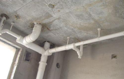 新房裝修時，水管是走頂還是走墻？一問老師傅，后悔知道晚了