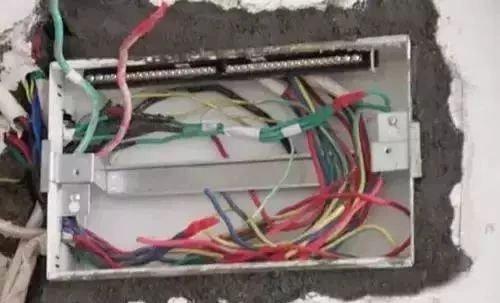 老师傅揭露：电路施工猫腻多，工人这样偷工减料最少让你家亏十万