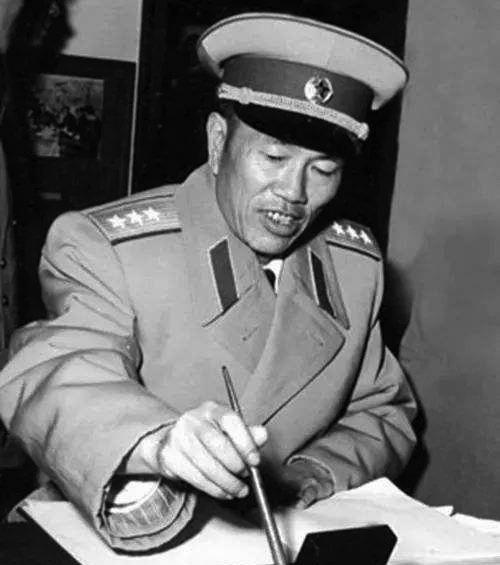 抗美援朝前，党中央为何将邓华与第十三兵团司令员黄永胜对调？