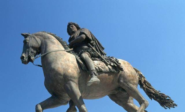 他是法国“太阳王”，为什么忒爱中国文化？不住中式别墅就不舒服