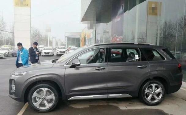 2019款现代胜达到店，造型硬派尺寸直逼途昂，还配按键换挡和8AT