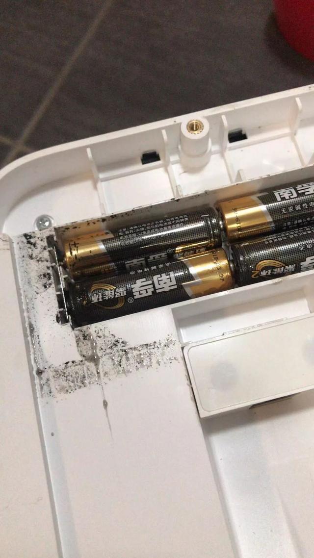 又双是小佩，卖699的猫狗自动喂食器过热电池融化漏出黑水