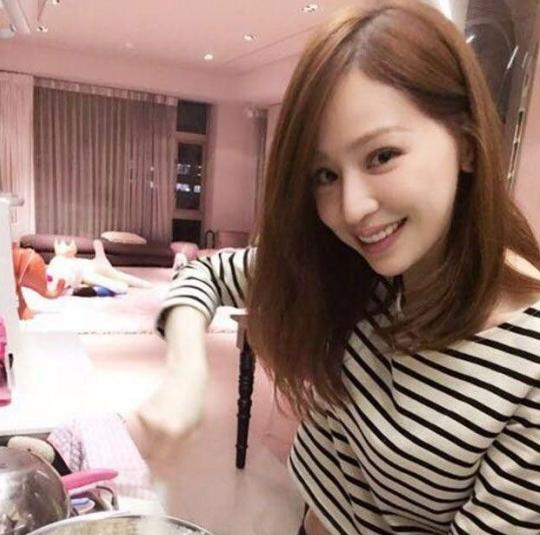 带你看看王心凌的家，客厅墙壁全刷成粉红色，甜心教主真当之无愧