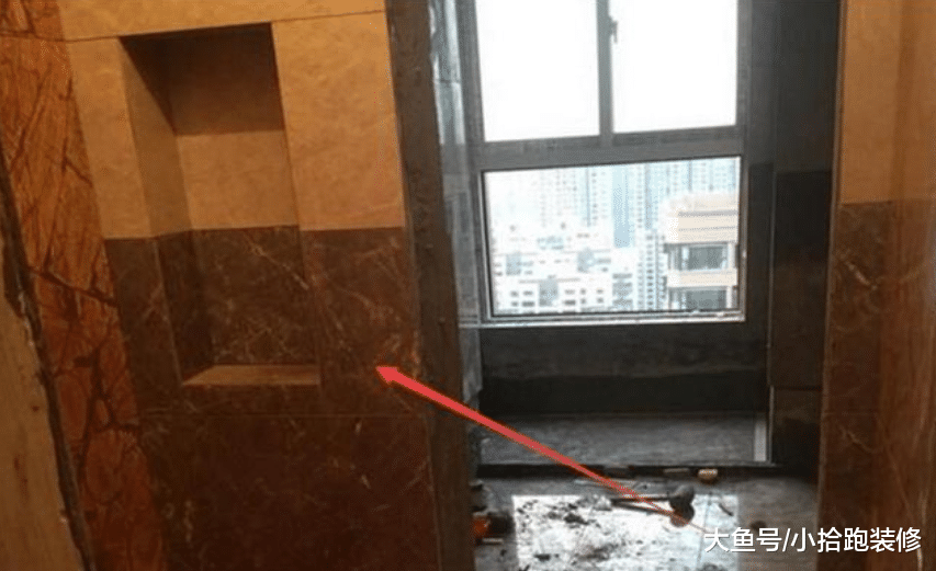 朋友建议把卫生间门洞拆了, 改做移门, 而业主最后却这样处理