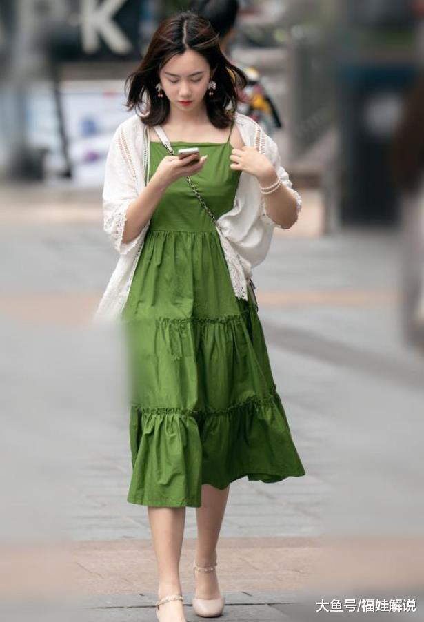 街拍：美如冠玉的小姐姐，一条绿色的吊带连衣裙，气质优雅迷人！