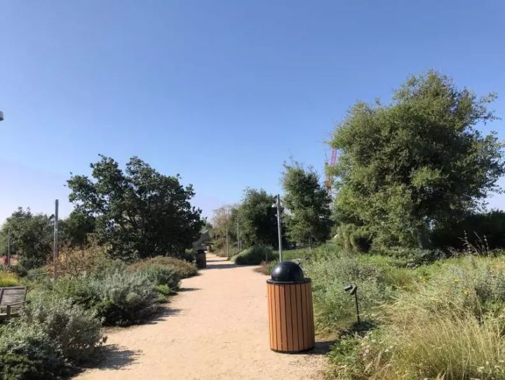 贫穷限制了想象：富豪200亿房产当摆设，贫民窟1440人共用一厕所