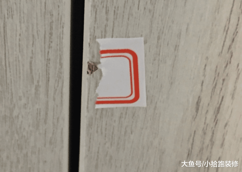 安裝衣柜時地板被劃傷，師傅說小事，而業主直說衣柜不要了